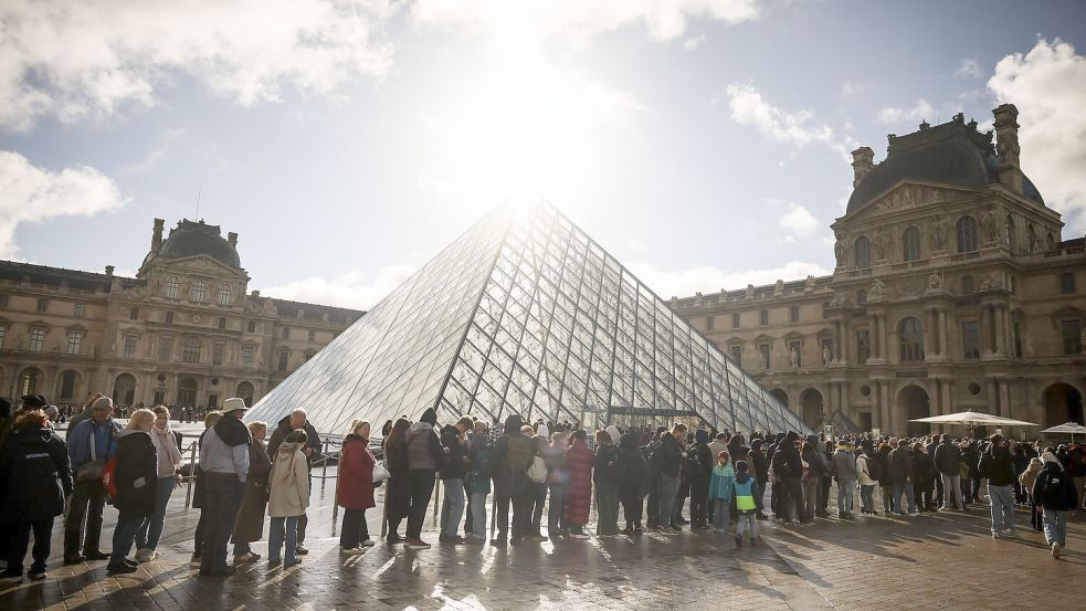 Wegen des Verdachts auf Betrug mit gefälschten Tickets hat der Louvre die Polizei eingeschaltet. (Archivbild) Foto: Thomas Padilla/AP/dpa