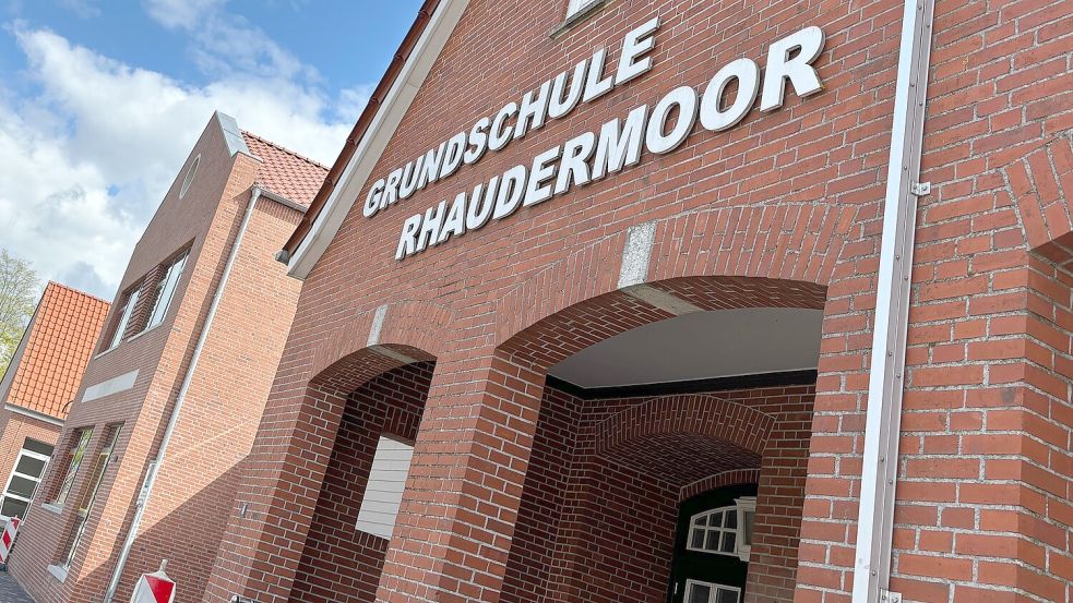 Der Westflügel (rechts) der Grundschule Rhaudermoor muss nun ebenfalls erneuert werden. Foto: Marion Janßen