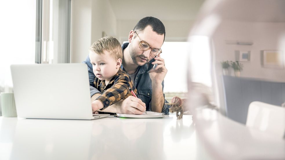 Viele Menschen arbeiten in Teilzeit, weil sie Kinder betreuen müssen. Aber ist das der einzige Grund? Foto: IMAGO / Westend61