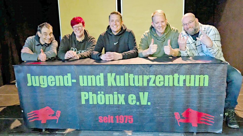Der neue Vorstand des Jugend- und Kulturzentrums Phönix: (von links) Jörg Schwenson, Stephanie Schwenson, Stefan Lindenbeck, Heiko Smit und Bruno Röttken. Foto: Phönix e.V.