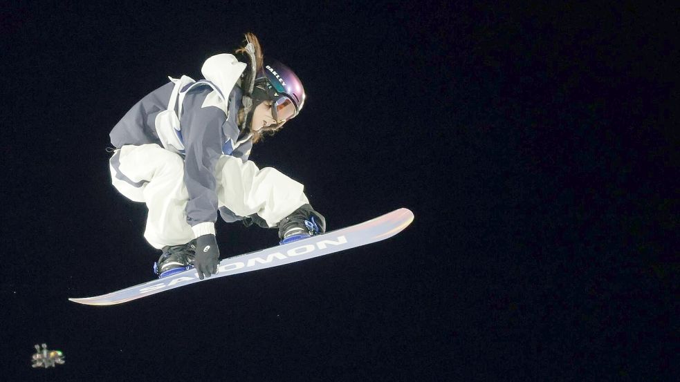 Auch im Snowboard - hier das Big-Air-Finale mit Kokomo Murase - kommen Kameradrohnen zum Einsatz. (Archivbild) Foto: Oliver Weiken