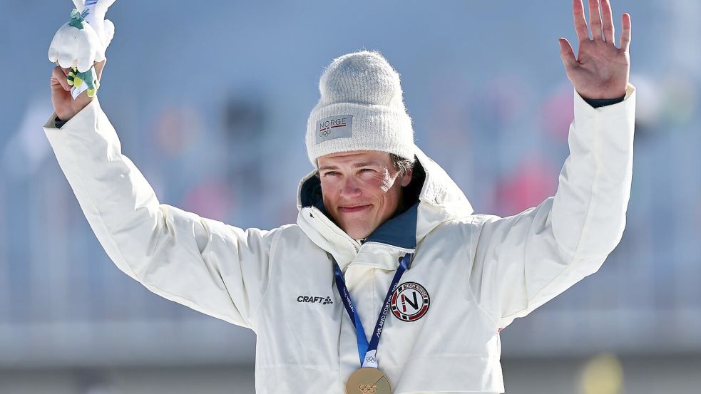 Das ist sie: Johannes Hoesflot Klaebo freut sich über seine achte Olympia-Goldmedaille. Foto: Daniel Karmann