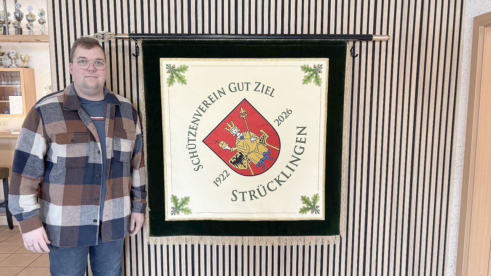 Der Vorsitzende Marco Fugel ist stolz auf die neue Fahne des Schützenvereins „Gut Ziel“ Strücklingen. Foto: Björn Klüver
