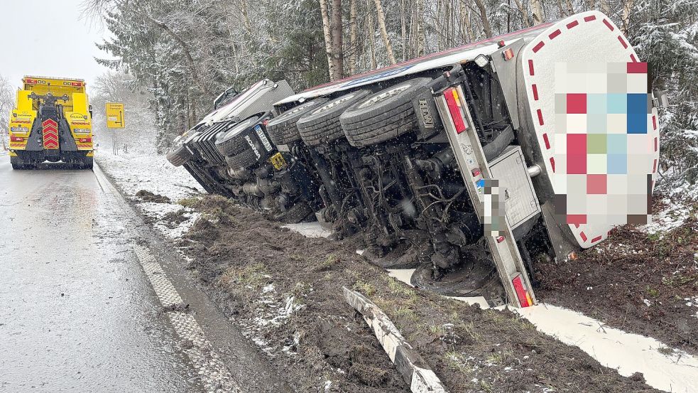 Der mit Milch beladene Laster einer Molkerei rutschte in Idafehn in den Graben. Foto. Henrik Zein