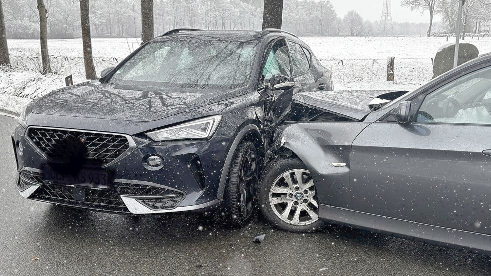 Im saterländischen Ramsloh kollidierten am Freitagmittag zwei Autos an der Ecke Hoheberg / Langhholter Weg. Es gab einen Verletzten und Blechschäden. Foto: Thomas Giehl / Feuerwehr