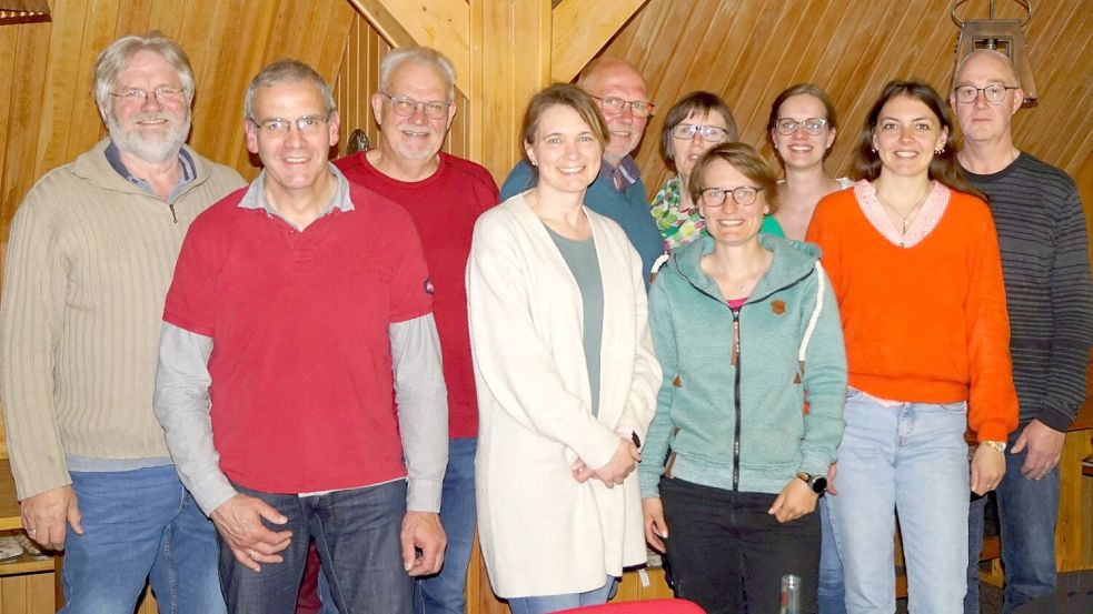 Hinrich Heselmeyer vom Heimatverein (links) mit Vertretern des Bürgervereins: Hartmut Roskam, Egon Marks, Karina Huxsohl, Hinrich Heselmeyer, Margret Coordes, Tomke Grünefeld, Hanna Hömmen, Frauke Weerts, Menno Bunger. Foto: Hinrich Heselmeyer