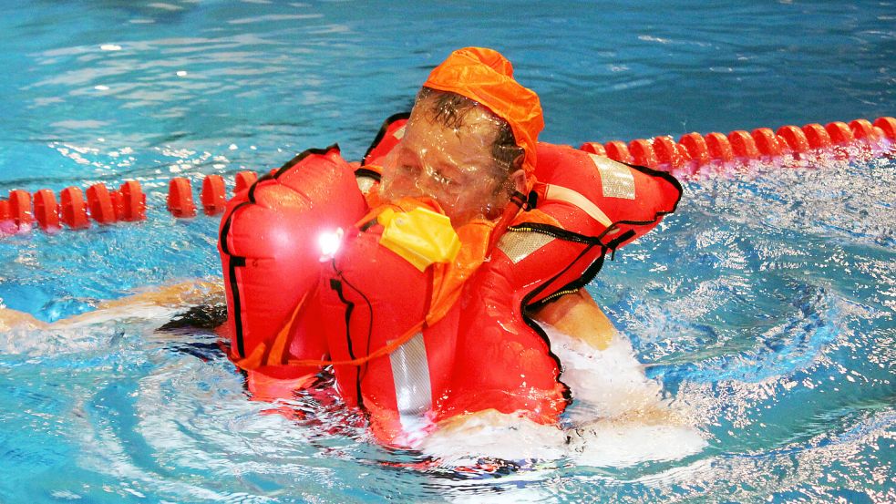 Die Einsatzkräfte der DLRG Ortsgruppe Leer und die Wasserrettung der Kreisfeuerwehr trainierten zusammen im Plytje. Foto: Joachim Rand/Feuerwehr