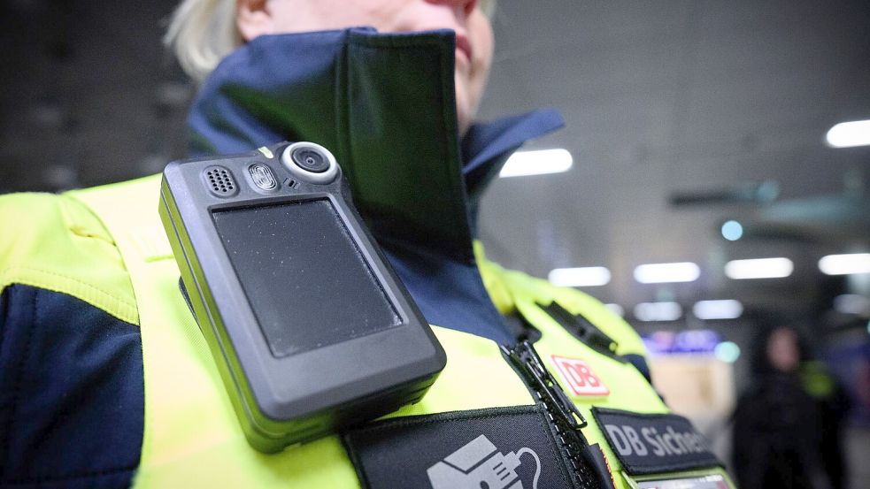 Alle Mitarbeiter mit Kundenkontakt sollen auch im Fernverkehr und an den Bahnhöfen auf freiwilliger Basis mit Bodycams ausgestattet werden. (Archivbild) Foto: Bernd von Jutrczenka/dpa