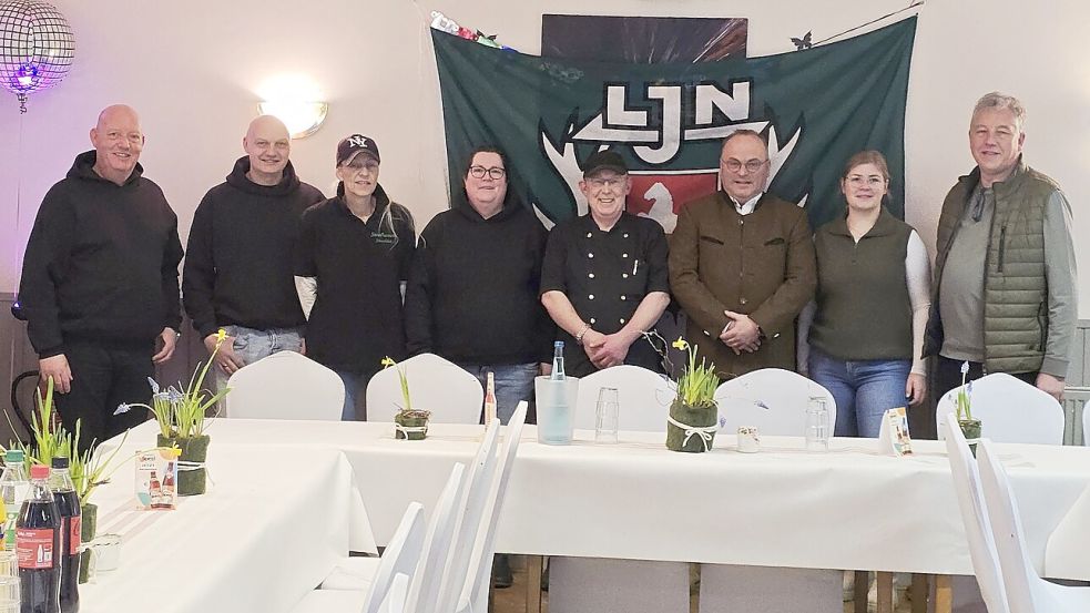 Die Veranstalter des Winter-Wildessens stellten sich zum Gruppenbild auf. Das Foto zeigt (von links) Rudy Wentel, Michael Lakeberg (Kassenwart des Vereins Straßenanker), Ilona van Santen (1. Vorsitzende des Vereins Straßenanker), Insa Weelborg (2. Vorsitzende des Vereins Straßenanker), Thomas Berghaus (Ihrhover Dorfkrug), Hegeringleiter Karsten Janssen, Anne van Vlyten (Obfrau Öffenlichtkeitsarbeit Hegerei) und Wilfried Lüken, stellvertretender Hegeringleiter. Foto: Hegering Ihrhove