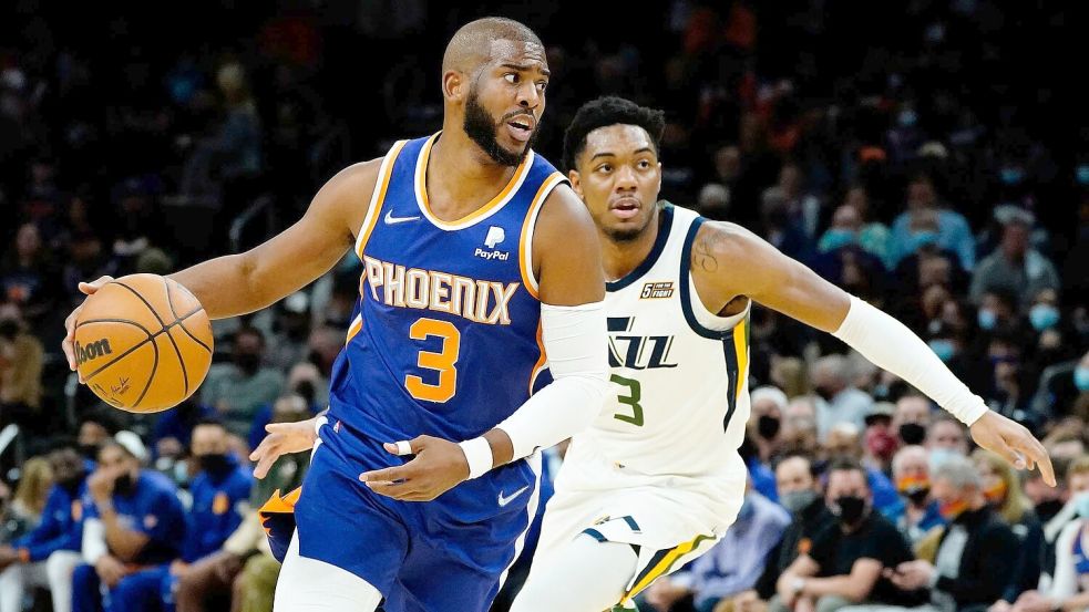 Der zweimalige Olympiasieger Chris Paul (l) - hier noch im Trikot der Phoenix Suns - beendet seine Karriere. (Archivbild) Foto: Matt York/AP/dpa
