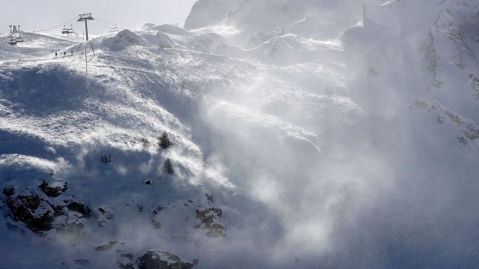 Drei Skifahrer sind bei Val-d’Isère von einer Lawine mitgerissen und getötet worden. (Archivbild) Foto: picture alliance / Luca Bruno/AP