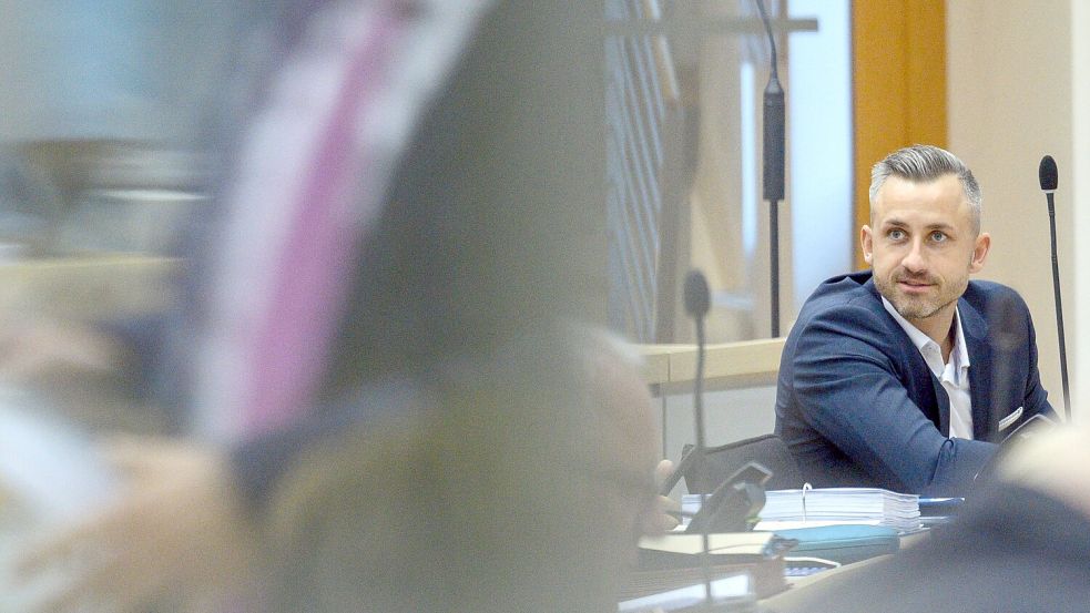 Der Spitzenkandidat der AfD für die Landtagswahl in Sachsen-Anhalt, Ulrich Siegmund, sagt, Angehörigen von Parteifreunden könne er vertrauen, das sei wichtig bei Mitarbeitern. (Archivbild) Foto: Klaus-Dietmar Gabbert