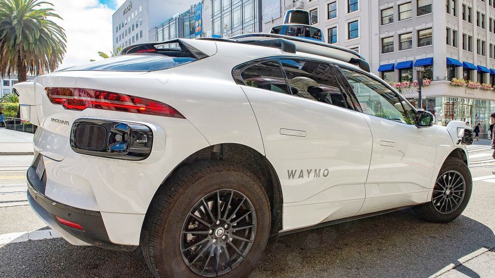 Wenn Fahrgäste die Tür eines der aktuellen Robotaxis von Waymo offenlassen, ist das selbstfahrende Autos oft hilflos. (Archivbild) Foto: Andrej Sokolow