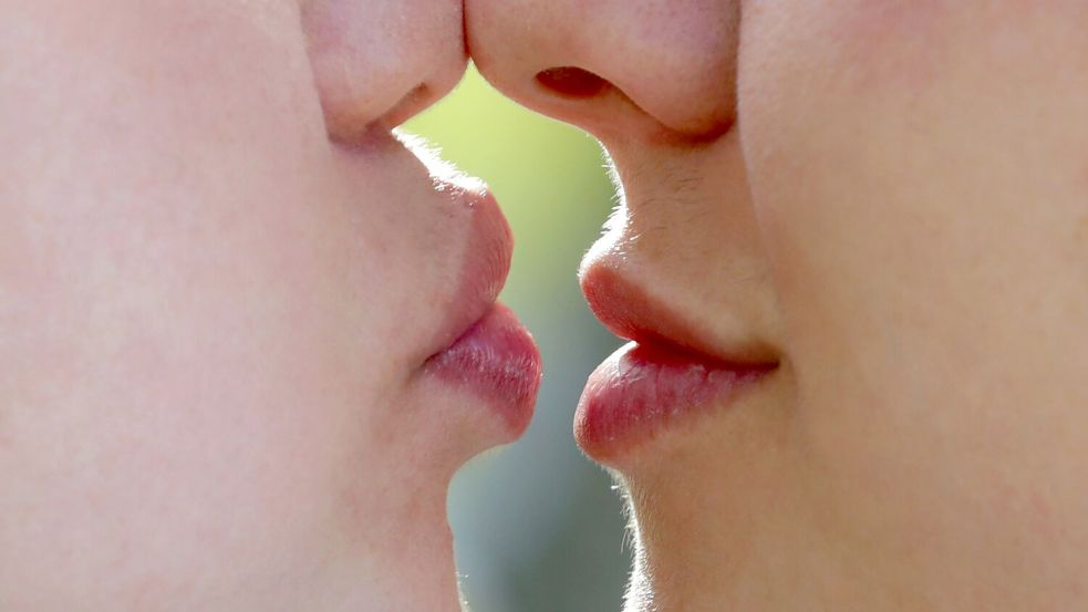 Der Kuss ist mehr als nur eine Berührung der Lippen. (Symbolbild) Foto: Karl-Josef Hildenbrand