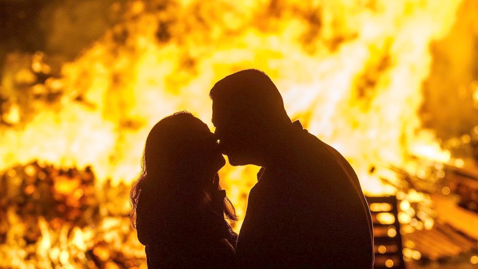 Für viele ist der erste Kuss ein besonderer Moment. (Symbolbild) Foto: Andreas Arnold