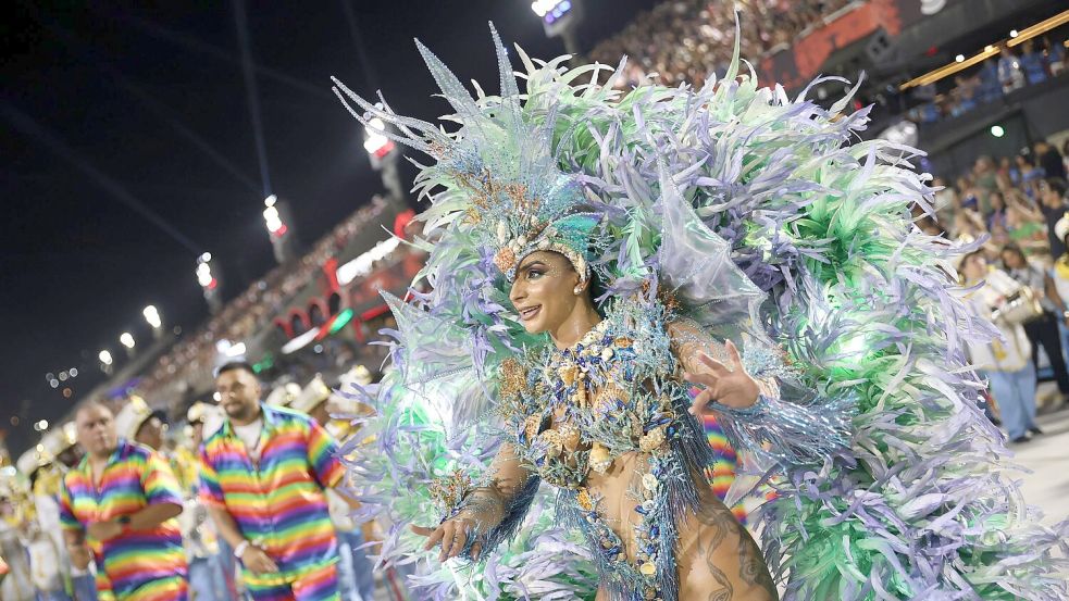In Rio de Janeiro haben die weltberühmten Umzüge im Sambodrom begonnen. Foto: Fernando Souza/dpa