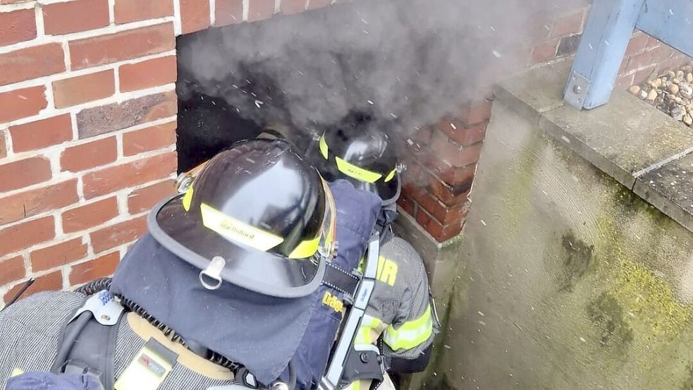 Dichter schwarzer Rauch kam aus dem Keller. Foto: Feuerwehr Bunde