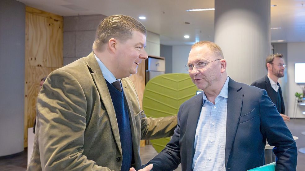 Zwischen Länder-Verhandlungsführer Andreas Dressel und Verdi-Chef Frank Werneke stimmt die Chemie. (Archivbild) Foto: Soeren Stache