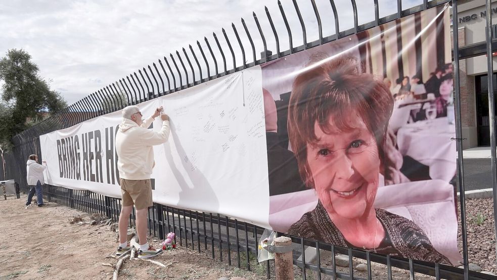 Mit Plakaten versuchen Anwohner die Suche nach der verschwundenen Seniorin Nancy Guthrie in Tuscon, Arizona, zu unterstützen. Foto: Ty ONeil/AP/dpa