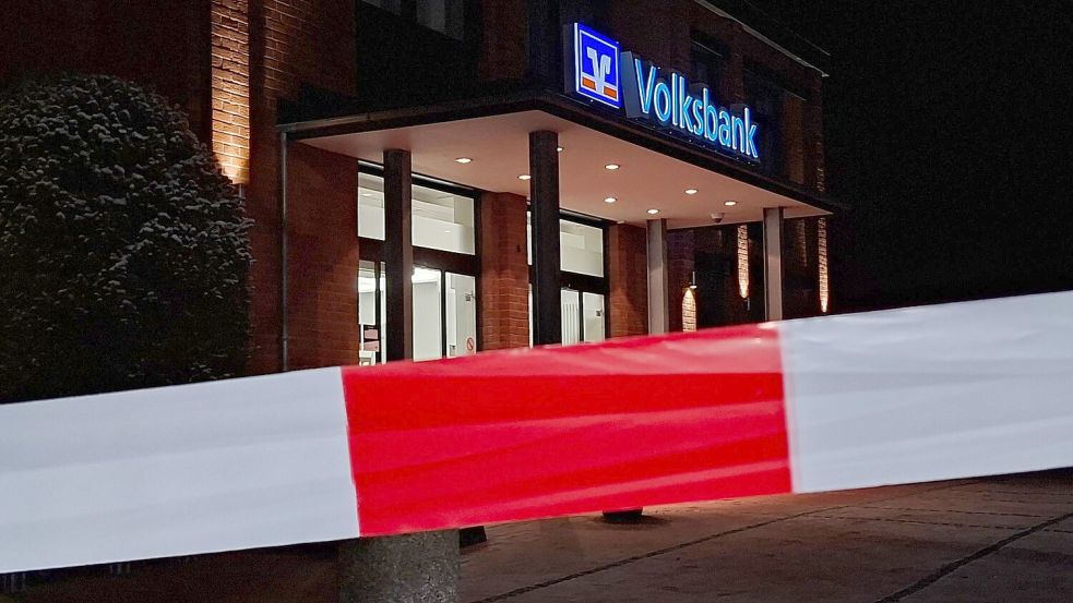 Laut Polizei leerten die Täter beim Einbruch in die Bank in Stuhr bei Bremen 14 Schließfächer. Foto: Kai Moorschlatt/dpa