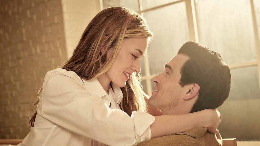 Stürmische Liebe: Sarah Pidgeon als Carolyn Bessette und Paul Kelly als John F. Kennedy Jr.. (Handout) Foto: Kurt Iswarienko