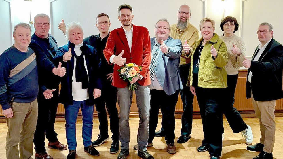 Nach der Nominierung von Tammo Lenger als Bürgermeisterkandidat für die Bürgermeisterwahl in Westoverledingen stellten sich (von links) Ingo Jelting (stellvertretender Vorsitzender des SPD-Ortsvereins Westoverledingen-Nord), Alfred Terveen (Vorsitzender SPD-Ortsverein Steenfelde), Wilhelm Brink (Vorsitzender SPD-Ortsverein Ihren), Ben Fischer (Sprecher der Grünen Overledingerland), Tammo Lenger (Grüne und gemeinsamer Bürgermeisterkandidat), Gerhard Wiechers (Fraktionsvorsitzender der SPD-Gemeinderatsfraktion), Stefan Geiger (Vorsitzender des SPD-Ortsvereins Völlen), Ursula Zimmer (SPD-Ortsverein Völlen), Heike Grass (Vorsitzende SPD-Ortsverein Steenfelde) und Ernst-Ingo Lind (Vorsitzender des SPD-Ortsvereins Flachsmeer). Foto: Privat