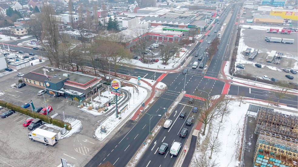 Die Hannoversche Straße in Osnabrück (links und rechts die Narupstraße): sanierte Fahrbahn für den motorisierten Verkehr, breite Radfahrstreifen für den Radverkehr. Eine Besonderheit: Radfahrer können an der Kreuzung an allen Seiten ohne Ampel rechts abbiegen. Foto: André Havergo