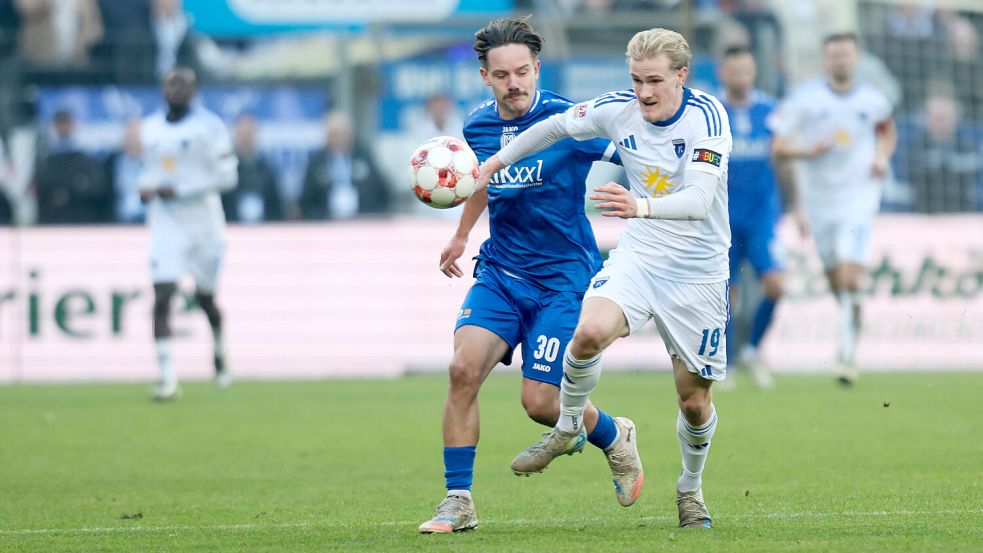 Theo Schröder (rechts) trat mit Kickers Emden am Samstag zum Testspiel gegen den SV Meppen (links Daniel Haritonov) an. Foto: Jens Doden/Emden