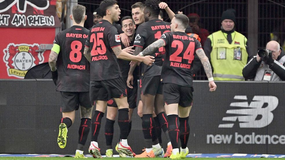 Bayer Leverkusen jubelt über das Tor zum 2:0 gegen den FC St. Pauli. Foto: Federico Gambarini