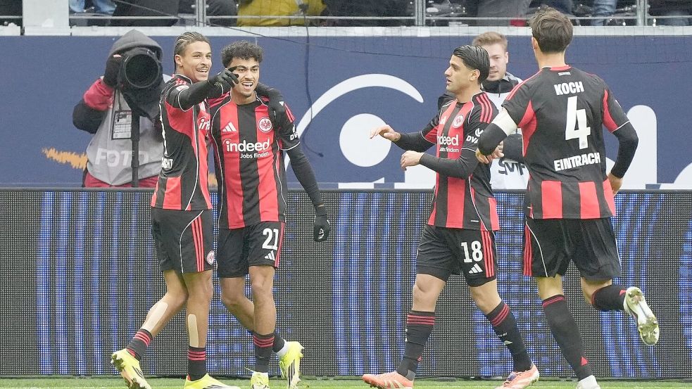 Durften endlich jubeln: Die Profis von Eintracht Frankfurt. Foto: Marc Schüler