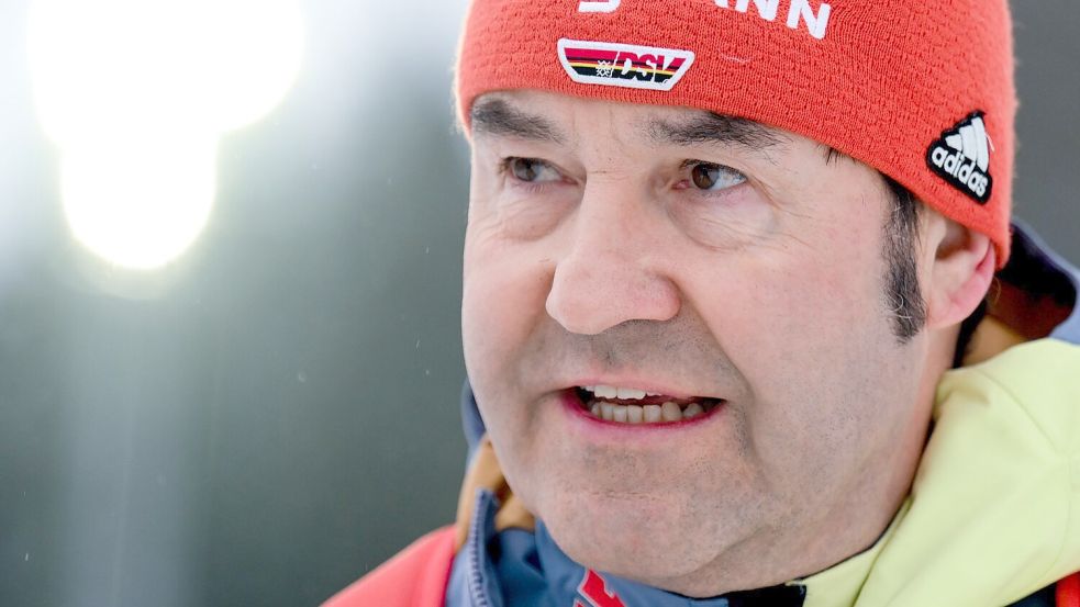 DSV-Sportdirektor Horst Hüttel sieht nach Berichten um mögliche Manipulationsmethoden im Skispringen Handlungsbedarf. (Archivbild) Foto: Hendrik Schmidt