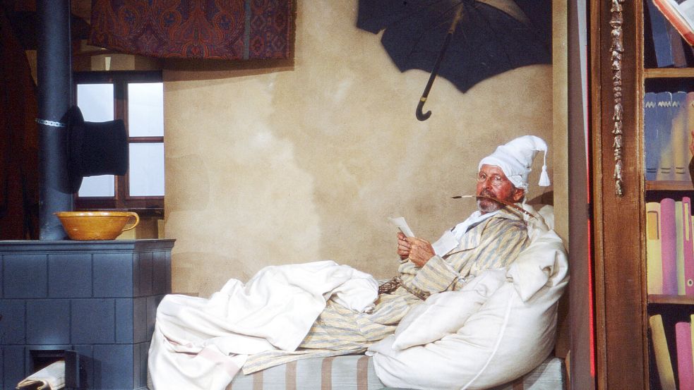 Der Schauspieler Gerd Vespermann stellt in einer Fernsehsendung Spitzwegs Gemälde „Der arme Poet“ nach. Foto: United Archives / Frank Hempel