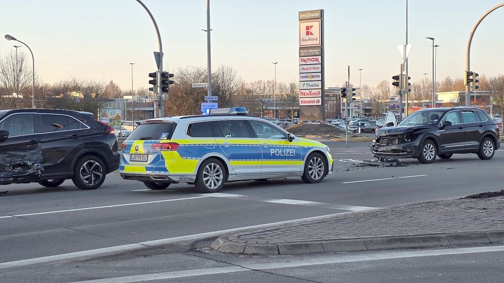 Die Polizei regelte nach dem Unfall den Verkehr. Foto: Bodo Wolters