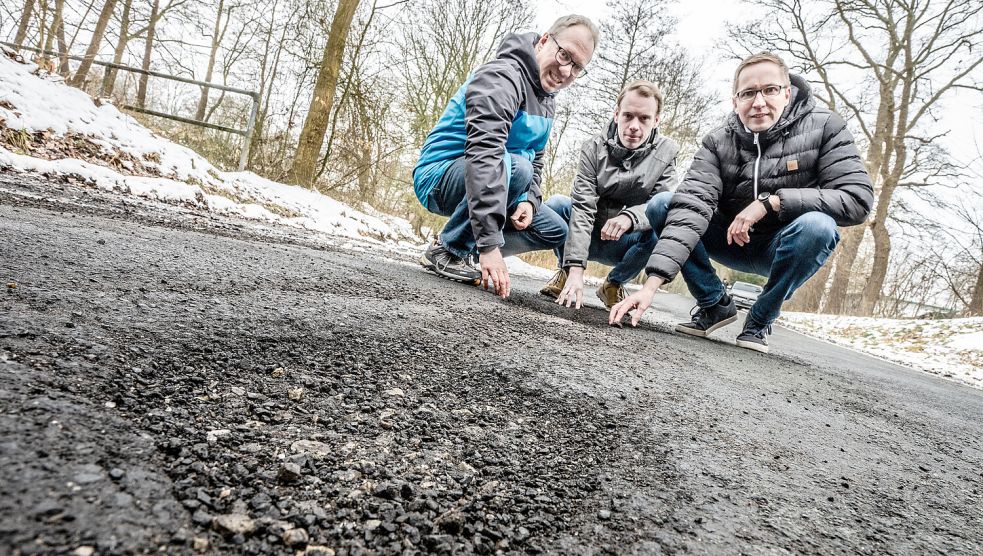 Sie gehen mit Hilfe der Leser dem Thema Straßen auf den Grund: (von links) Dirk Hellmers, Björn Klüver und Henrik Zein von der GA-Redaktion. Foto: Klaus Ortgies