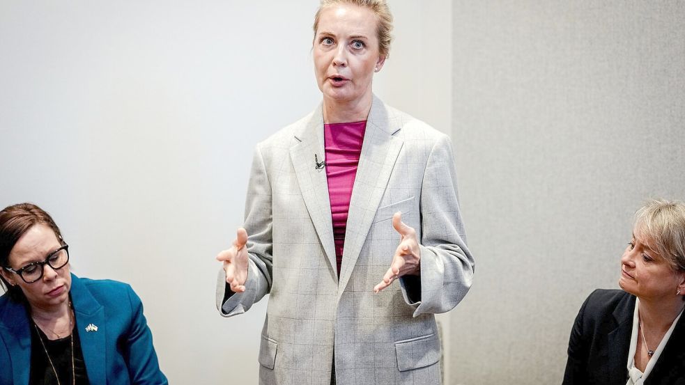 Die Witwe des russischen Oppositionsführers Alexej Nawalny, Julia, fordert bei einem Auftritt mit Außenminister Johann Wadephul (CDU) und dessen Kolleginnen und Kollegen aus Großbritannien, Schweden und den Niederlanden, dass Kremlchef Wladimir Putin für den Tod ihres Mannes zur Rechenschaft gezogen werden solle. Foto: Kay Nietfeld/dpa