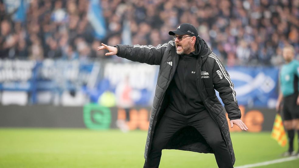War bei seinem Ex-Club zu Gast: Berlins Trainer Steffen Baumgart. Foto: Christian Charisius
