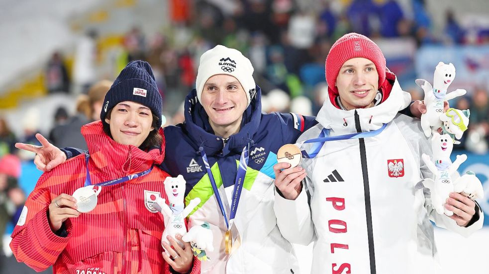 Domen Prevc (M) ist nun auch Einzel-Olympiasieger. Foto: Daniel Karmann