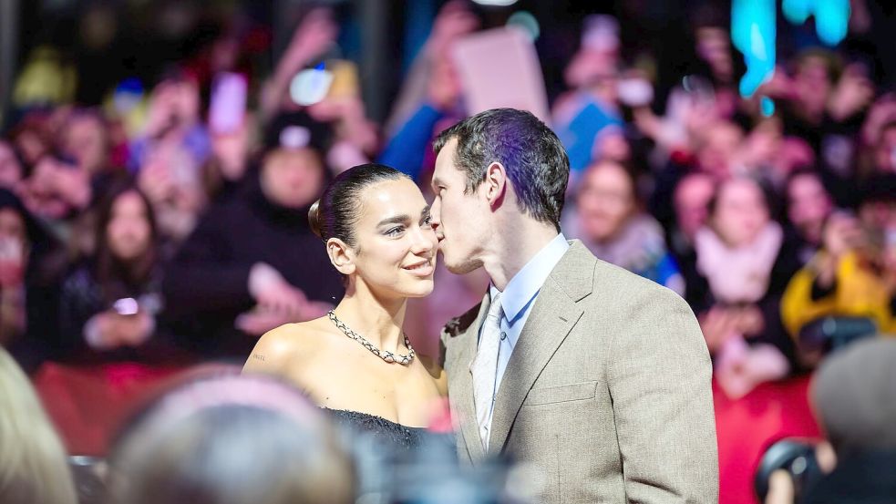 Popstar Dua Lipa besuchte überraschend die Berlinale. Foto: Christoph Soeder/dpa