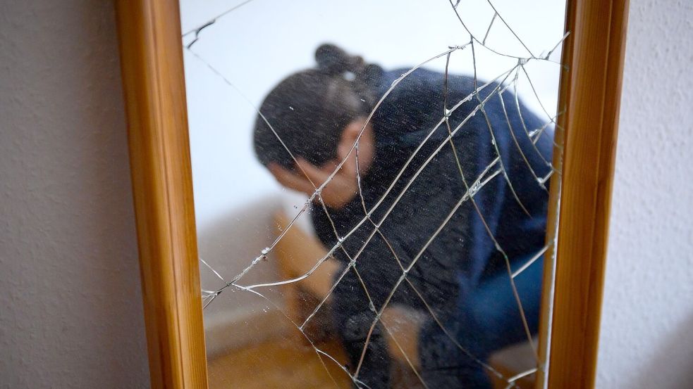 Frauen, die in gewaltvollen Beziehungen leben, tun sich oft schwer, den Partner zu verlassen - vor allem aufgrund von emotionaler Abhängigkeit. (Symbolbild) Foto: Jonas Walzberg