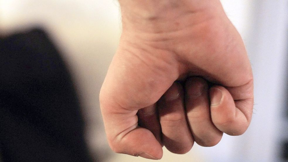 Laut einer Studie der britischen Cambridge-Universität verwenden Täter klare Strategien, um Frauen emotional an sich zu binden und zu verunsichern. (Symbolbild) Foto: Maurizio Gambarini/dpa