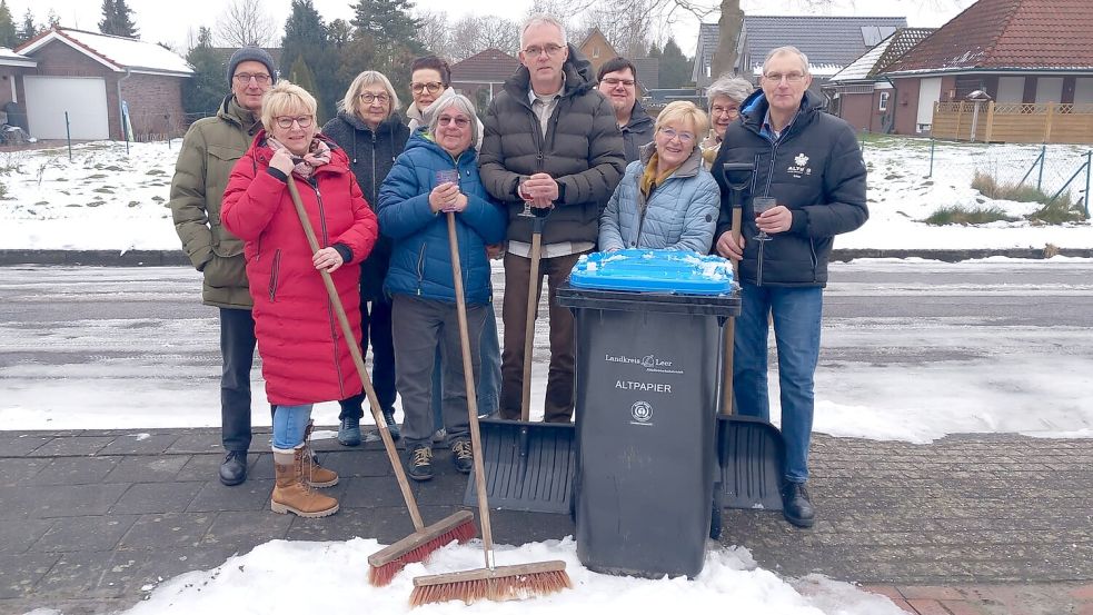Haben eine gute Nachbarschaft: (von links) Hartmut Dobbeler, Griet Luikenga-Gerdes, Silke Siebrands, Christian Mettin, Ingrid Dobbeler, Erhard Bohlen. unten v.l.: Marlies Platt, Hermine Bohlen, Manfred Platt und Marianne Helling. Foto: Clarissa Scherzer
