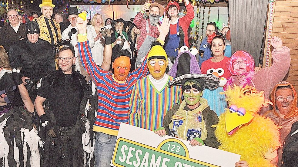 Die Feiernden kamen mit kreativen Kostümen zum Karneval nach Bingum. Foto: Bodo Wolters