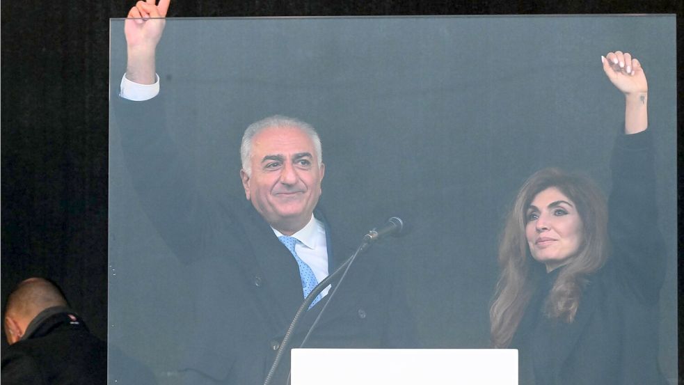 Jubel gab es für Reza Pahlavi, den Sohn des gestürzten iranischen Schahs Mohammad Reza Pahlavi, der zusammen mit seiner Frau Yasmine auf der Theresienwiese in München auftrat. Foto: Felix Hörhager