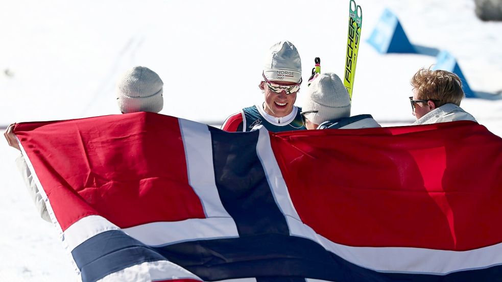 Klaebo (2.v.l.) siegte mit Norwegens Staffel souverän. Foto: Daniel Karmann