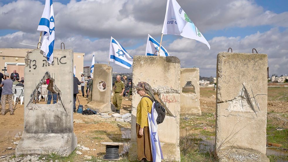 Israelische Siedler bei der Einweihung einer neuen Siedlung im Westjordanland. (Archivbild) Foto: Ohad Zwigenberg/AP/dpa
