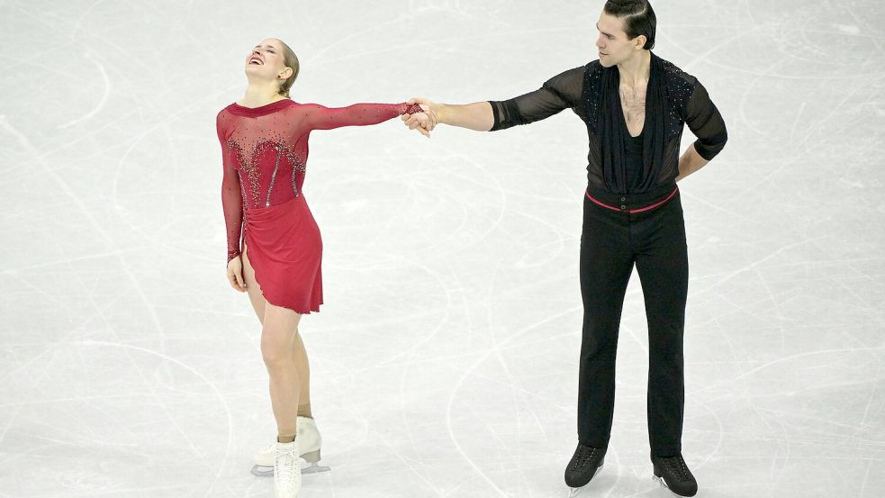 Starke Vorstellung: Minerva Hase und Nikita Volodin liegen nach dem Kurzprogramm in Führung. Foto: Peter Kneffel