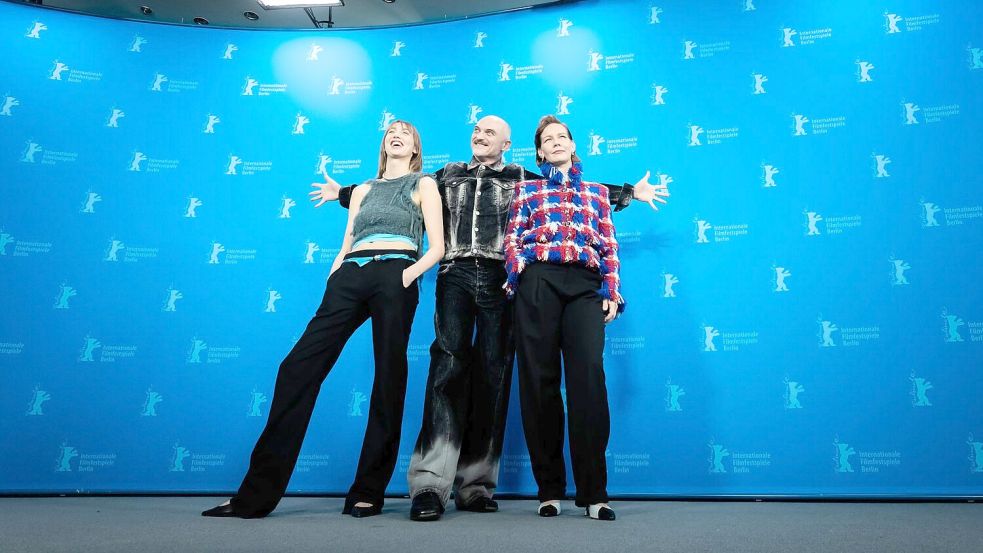 Regisseur Markus Schleinzer stellte mit den Schauspielerinnen Caro Braun und Sandra Hüller seinen Film „Rose“ vor. Foto: Christoph Soeder/dpa