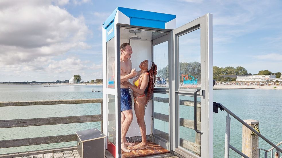 Duschen in einer ausgemusterten Telefonzelle - in Großenbrode in Schleswig-Holstein ist das möglich. (Archivbild) Foto: Georg Wendt