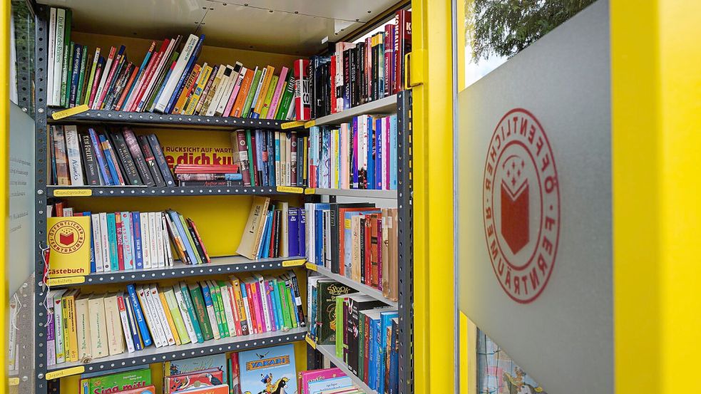 In diesem früheren Telefonhäuschen können Menschen in Dresden Bücher deponieren und mitnehmen. (Archivbild) Foto: Robert Michael