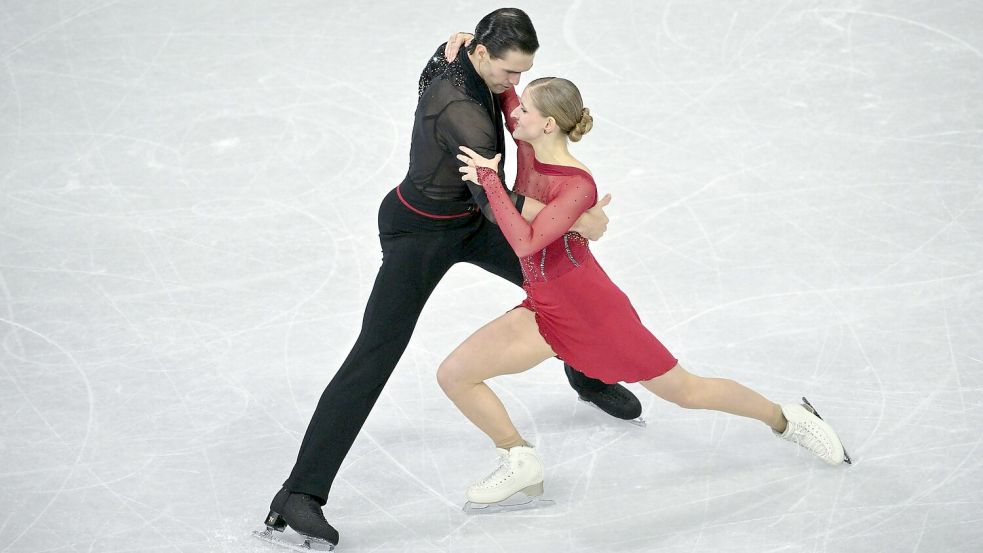 Für das deutsche Paarlauf-Duo Minerva Hase (r) und Nikita Volodin (l) ist Gold greifbar. Foto: Peter Kneffel